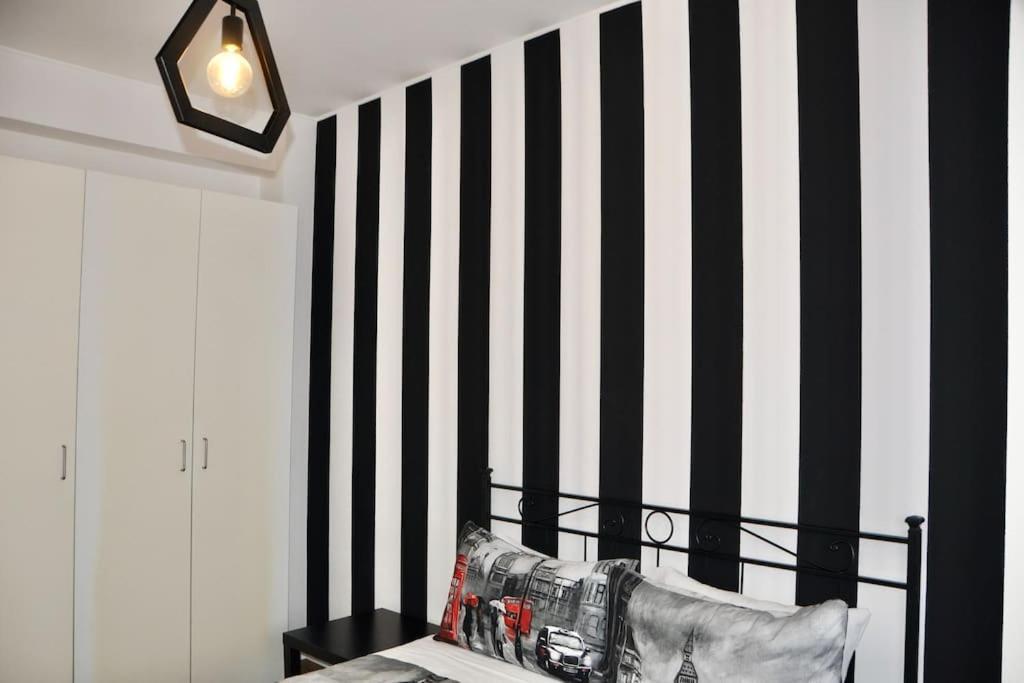 Nolo Black White & Coral Milan