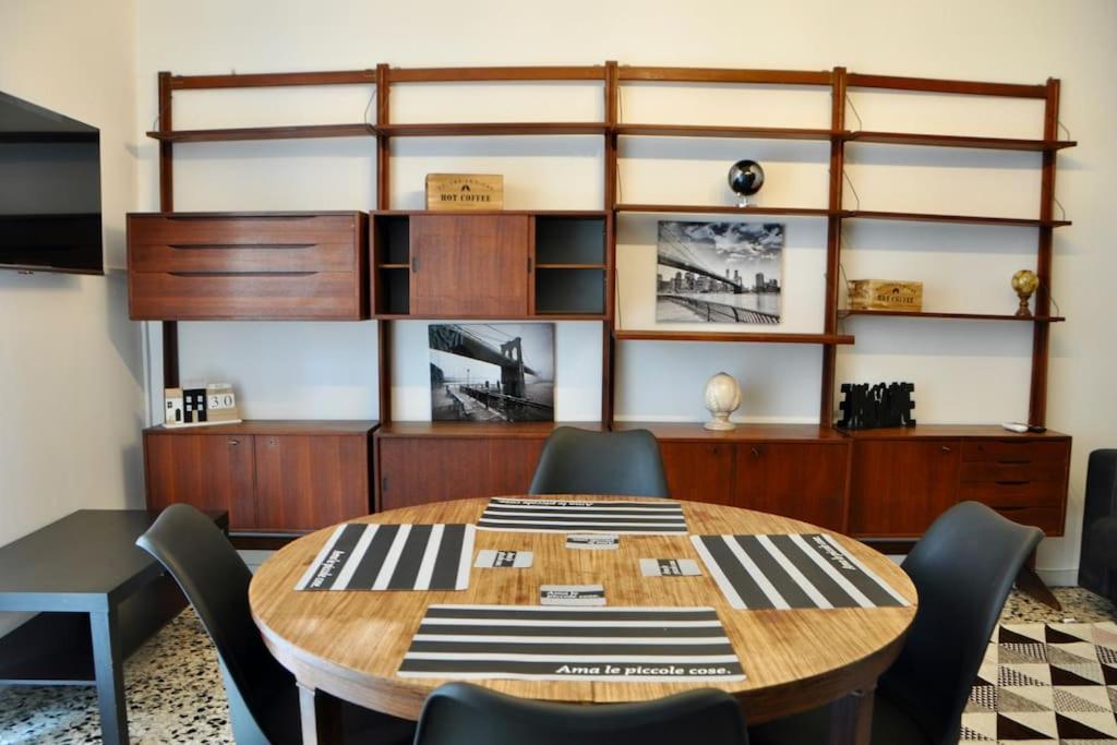 Appartement Nolo Black White & Coral *
